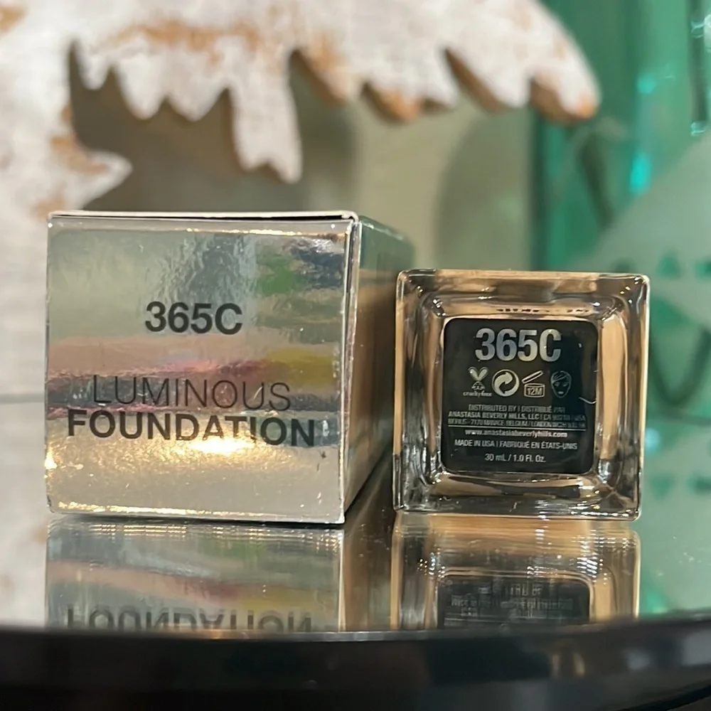 Anastasia Luminous Foundation in shade 365C, new!